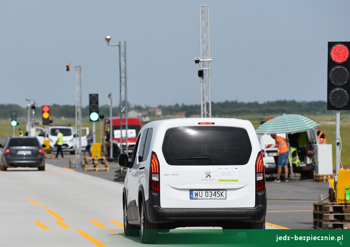 Polskie drogi - CANARD testuje działanie urządzeń rejestrujących wjazd na skrzyżowanie na czerwonym świetle